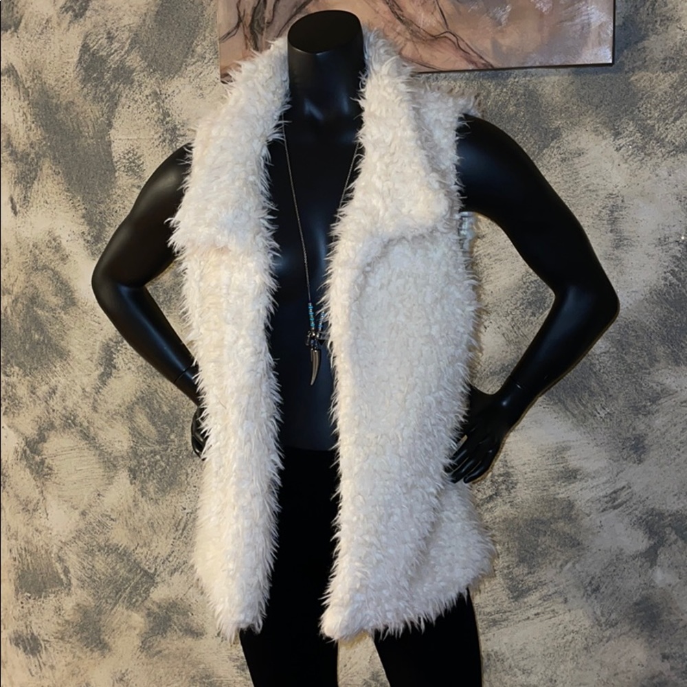 NWOT Sequin Hearts Faux Sherpa Vest M Juniors Cream